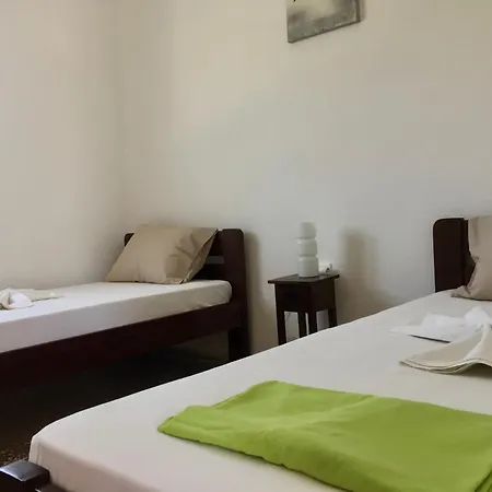 בית נופש Rita's Beachfront House פארוס